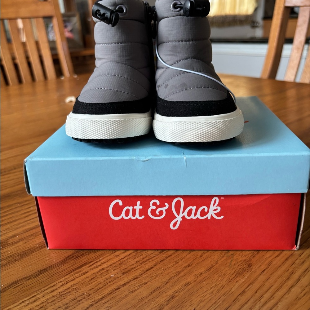 Cat & Jack Kids' Black and Gray Keaton Boots - Picture 4 of 6